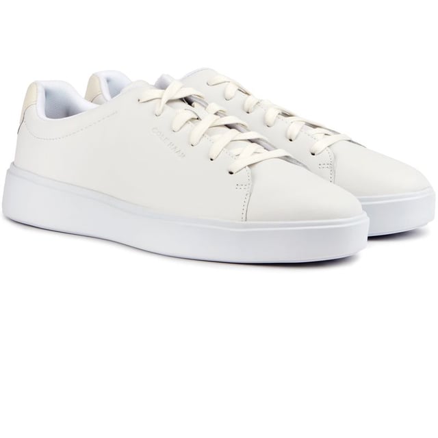 Muévete con estilo con las zapatillas Grand Crosscourt Traveler de Cole Haan. Estas elegantes zapatillas de estilo cancha agregan un toque de sofisticación a tu estilo diario. Amortigua tu pisada con la entresuela reactiva de CMEVA y agárrate a la carretera con la duradera suela de goma. Con la parte superior de cuero de alta calidad y la marca Cole Haan, llamarás la atención ya sea que estés viajando hacia la ciudad o estés de viaje con amigos. Ponte los cordones y siente la libertad de movimiento con estas zapatillas versátiles.