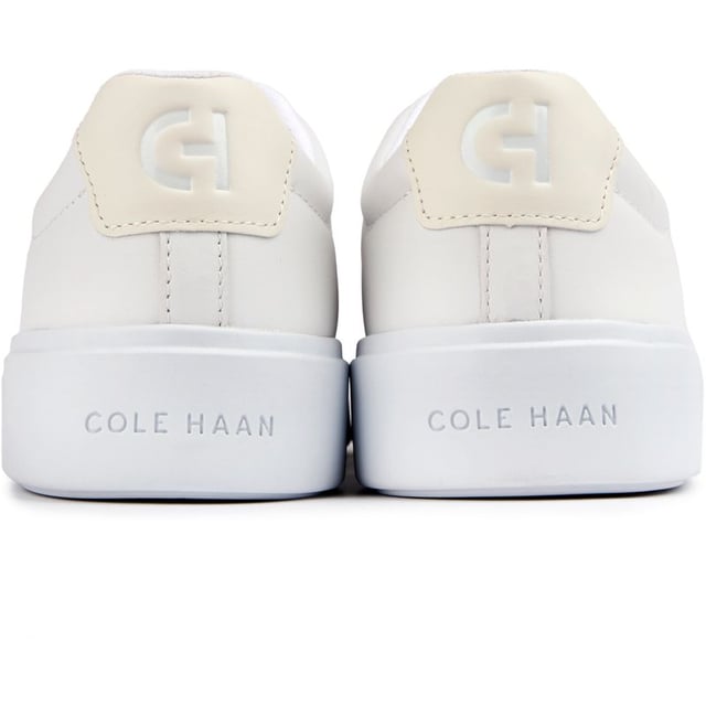 Muévete con estilo con las zapatillas Grand Crosscourt Traveler de Cole Haan. Estas elegantes zapatillas de estilo cancha agregan un toque de sofisticación a tu estilo diario. Amortigua tu pisada con la entresuela reactiva de CMEVA y agárrate a la carretera con la duradera suela de goma. Con la parte superior de cuero de alta calidad y la marca Cole Haan, llamarás la atención ya sea que estés viajando hacia la ciudad o estés de viaje con amigos. Ponte los cordones y siente la libertad de movimiento con estas zapatillas versátiles.