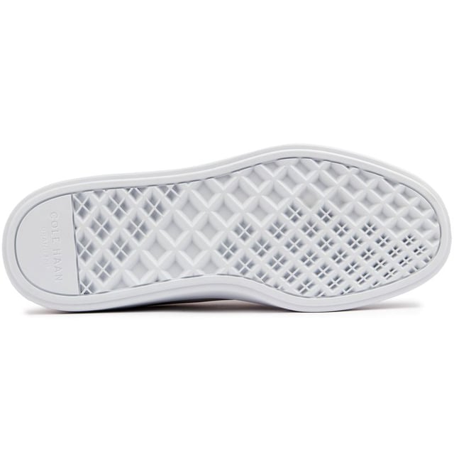 Muévete con estilo con las zapatillas Grand Crosscourt Traveler de Cole Haan. Estas elegantes zapatillas de estilo cancha agregan un toque de sofisticación a tu estilo diario. Amortigua tu pisada con la entresuela reactiva de CMEVA y agárrate a la carretera con la duradera suela de goma. Con la parte superior de cuero de alta calidad y la marca Cole Haan, llamarás la atención ya sea que estés viajando hacia la ciudad o estés de viaje con amigos. Ponte los cordones y siente la libertad de movimiento con estas zapatillas versátiles.