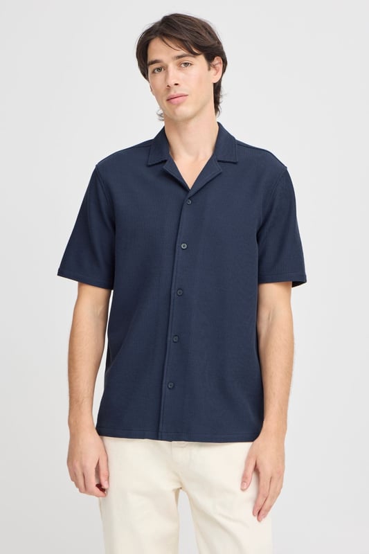 Conozca la elección perfecta para una elegancia informal con nuestra camisa de punto en azul marino para hombre. Diseñada para impresionar, esta camisa combina estilo y comodidad. Confeccionado con una lujosa mezcla de algodón, poliéster y elastano, promete un excelente ajuste y libertad de movimiento. Perfecto para uso diario o salidas nocturnas. Experimente el máximo equilibrio entre funcionalidad y moda con esta versátil camisa de punto de TeeShoppen.