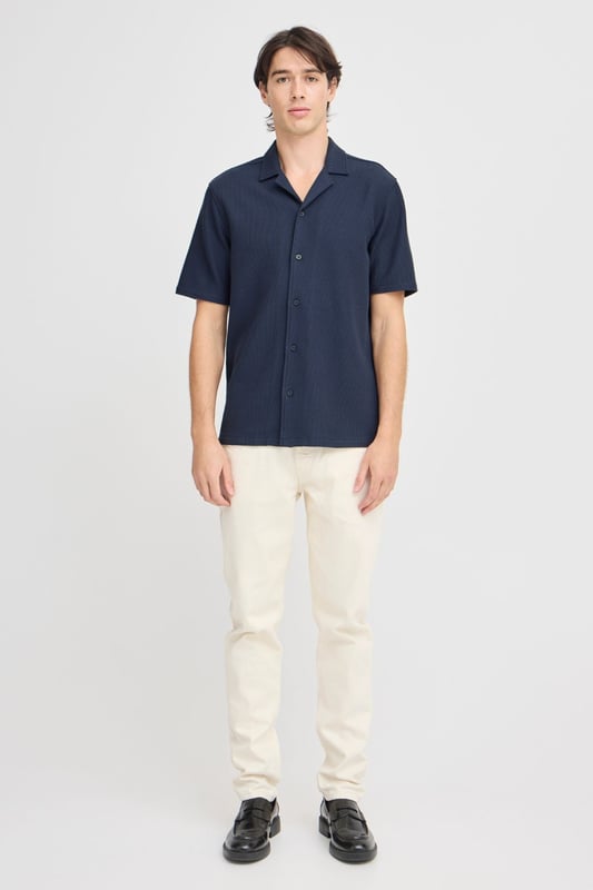 Conozca la elección perfecta para una elegancia informal con nuestra camisa de punto en azul marino para hombre. Diseñada para impresionar, esta camisa combina estilo y comodidad. Confeccionado con una lujosa mezcla de algodón, poliéster y elastano, promete un excelente ajuste y libertad de movimiento. Perfecto para uso diario o salidas nocturnas. Experimente el máximo equilibrio entre funcionalidad y moda con esta versátil camisa de punto de TeeShoppen.