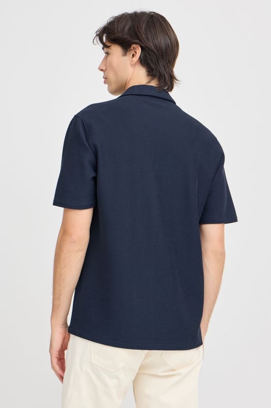 Conozca la elección perfecta para una elegancia informal con nuestra camisa de punto en azul marino para hombre. Diseñada para impresionar, esta camisa combina estilo y comodidad. Confeccionado con una lujosa mezcla de algodón, poliéster y elastano, promete un excelente ajuste y libertad de movimiento. Perfecto para uso diario o salidas nocturnas. Experimente el máximo equilibrio entre funcionalidad y moda con esta versátil camisa de punto de TeeShoppen.
