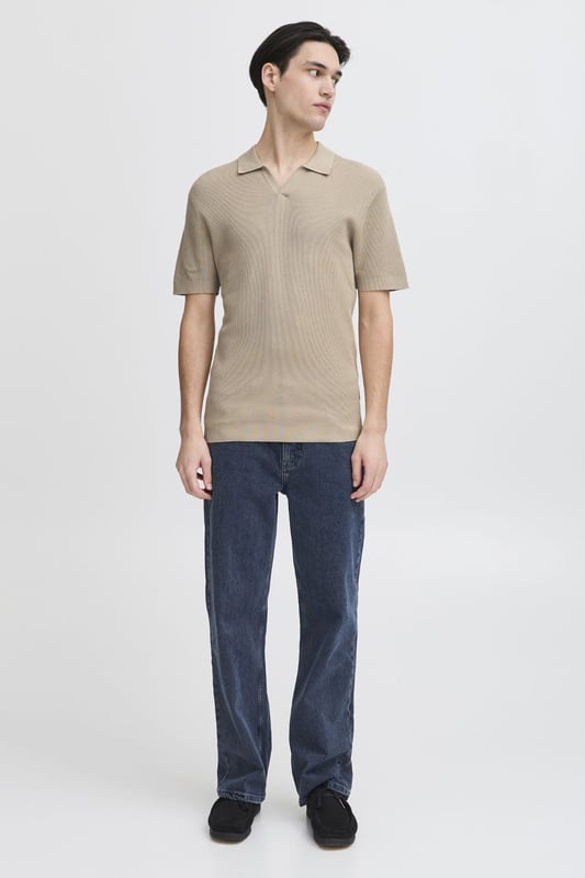George Knitted Polo - Beige för män är den perfekta kombinationen av stil och komfort. Denna pikétröja är idealisk för både vardagliga och mer formella tillfällen. Den stickade kvaliteten säkerställer ett snyggt utseende och en bekväm passform. Ett mångsidigt tillägg till garderoben som enkelt kan matchas med dina favoritbyxor eller shorts. Oavsett om du är på kontoret eller ute och äter middag, kommer denna polo att ge dig en sofistikerad look. Gör dig redo att imponera med denna tidlösa klassiker.