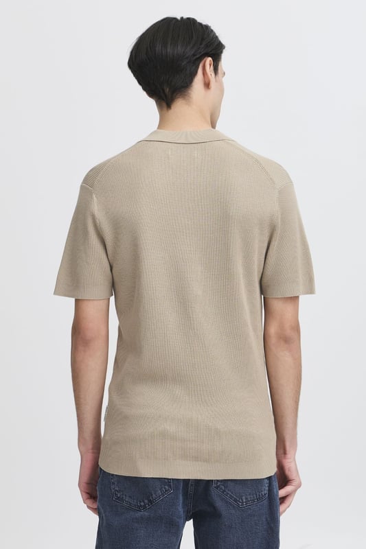 George Knitted Polo - Beige för män är den perfekta kombinationen av stil och komfort. Denna pikétröja är idealisk för både vardagliga och mer formella tillfällen. Den stickade kvaliteten säkerställer ett snyggt utseende och en bekväm passform. Ett mångsidigt tillägg till garderoben som enkelt kan matchas med dina favoritbyxor eller shorts. Oavsett om du är på kontoret eller ute och äter middag, kommer denna polo att ge dig en sofistikerad look. Gör dig redo att imponera med denna tidlösa klassiker.