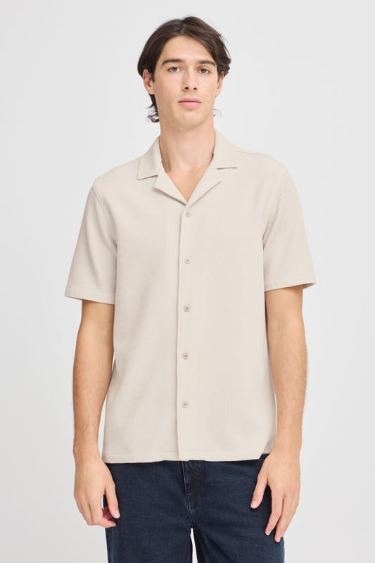 Nuestra camisa de punto en color beige es el complemento perfecto para el guardarropa de cualquier hombre. Esta camisa de punto combina estilo y comodidad con un diseño atemporal que se adapta a cualquier ocasión, desde salidas informales hasta eventos formales. Fabricada con materiales de primera calidad, esta camiseta garantiza una durabilidad duradera y un ajuste excelente. La elección del color beige neutro hace que sea fácil de combinar con una variedad de conjuntos. Invierte en esta camisa versátil y actualiza tu estilo hoy.
