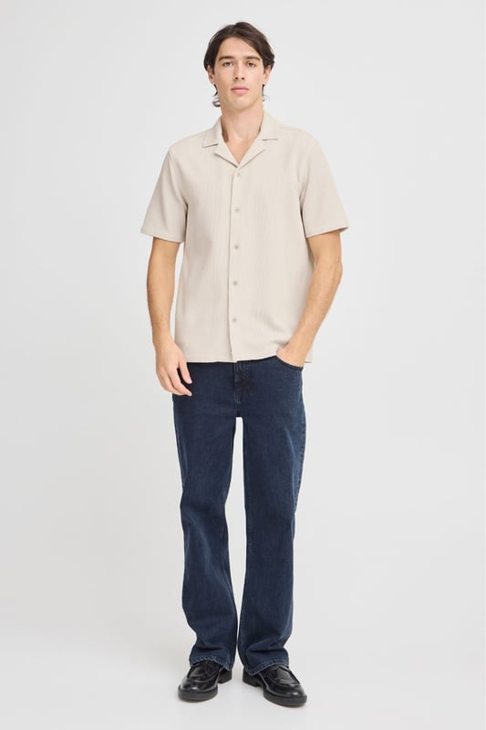 Nuestra camisa de punto en color beige es el complemento perfecto para el guardarropa de cualquier hombre. Esta camisa de punto combina estilo y comodidad con un diseño atemporal que se adapta a cualquier ocasión, desde salidas informales hasta eventos formales. Fabricada con materiales de primera calidad, esta camiseta garantiza una durabilidad duradera y un ajuste excelente. La elección del color beige neutro hace que sea fácil de combinar con una variedad de conjuntos. Invierte en esta camisa versátil y actualiza tu estilo hoy.