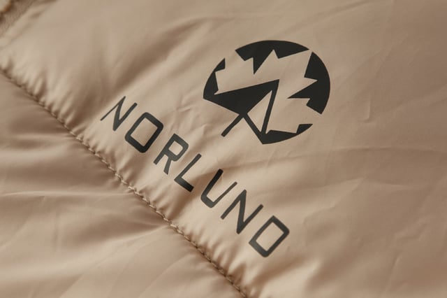 Norlund Dale voor heren. De warme parka is gemaakt van hoogwaardig polyester en heeft een warme binnenvoering. Ideaal voor de koude wintermaanden.  Merk: NorlundModelnaam: Parka DaleCategorie: winterjas herenMaterialen: polyesterKleur: beige