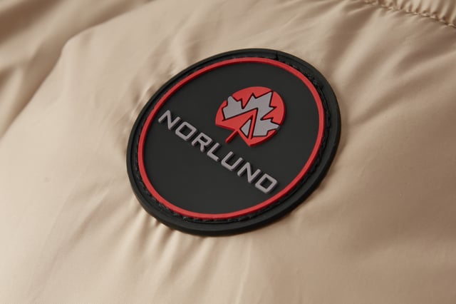 Norlund Dale voor heren. De warme parka is gemaakt van hoogwaardig polyester en heeft een warme binnenvoering. Ideaal voor de koude wintermaanden.  Merk: NorlundModelnaam: Parka DaleCategorie: winterjas herenMaterialen: polyesterKleur: beige