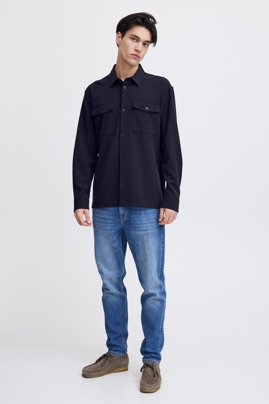 La sobrecamisa Chris - Dark Navy es la combinación perfecta de estilo y funcionalidad para hombres. Esta sobrecamisa está diseñada para encajar en cualquier guardarropa con su atemporal color azul oscuro y su expresión versátil. Confeccionado con 63 por ciento de poliéster, 33 por ciento de viscosa y 4 por ciento de elastano, garantiza un ajuste duradero y cómodo. Perfecto tanto para el uso diario como para ocasiones especiales, y se puede colocar fácilmente sobre una camiseta o debajo de una chaqueta. Con la sobrecamisa Chris no solo obtendrás una apariencia elegante, sino también una prenda diseñada para durar.