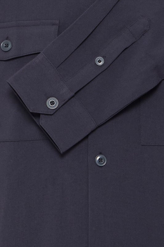 La sobrecamisa Chris - Dark Navy es la combinación perfecta de estilo y funcionalidad para hombres. Esta sobrecamisa está diseñada para encajar en cualquier guardarropa con su atemporal color azul oscuro y su expresión versátil. Confeccionado con 63 por ciento de poliéster, 33 por ciento de viscosa y 4 por ciento de elastano, garantiza un ajuste duradero y cómodo. Perfecto tanto para el uso diario como para ocasiones especiales, y se puede colocar fácilmente sobre una camiseta o debajo de una chaqueta. Con la sobrecamisa Chris no solo obtendrás una apariencia elegante, sino también una prenda diseñada para durar.