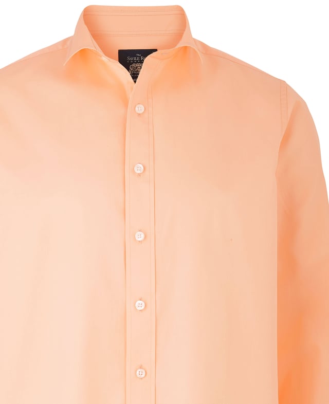 A summer-ready flattering, gently tapered slim fit shirt for men. Peach cotton twill fabric that will soften with each wash, tailored to a flattering fit. This casual shirt has been cut to a shorter length so it can be worn untucked. Featuring a curl resistant cutaway collar, with an integral and removable collar stay and stylish single cuffs. Cut to a flattering, gently tapered fit for all builds.