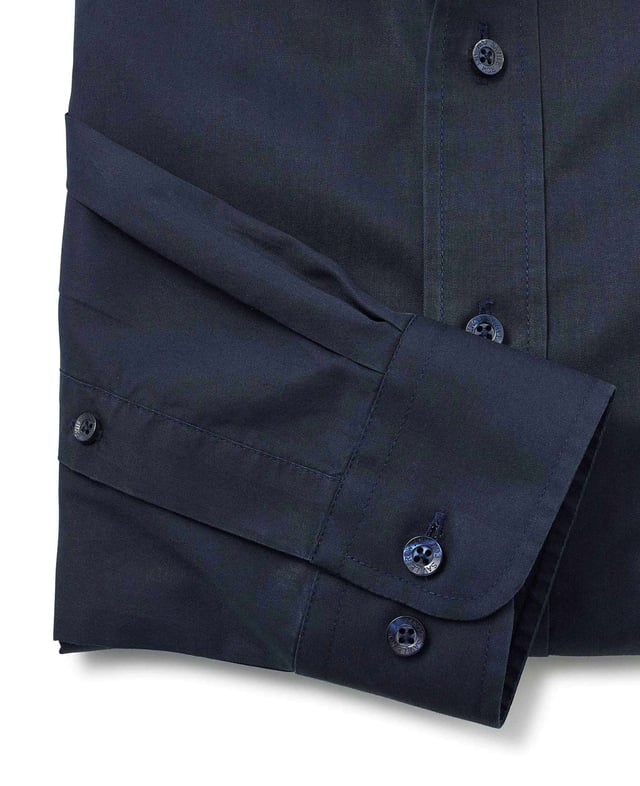 A navy slim fit shirt made from 100% BCI cotton washed fine twill fabric designed to soften with each wear. Perfectly tailored for a flattering fit for all builds. Thr shirt has a curl resistant cutaway collar, with an integral and removable collar stay.