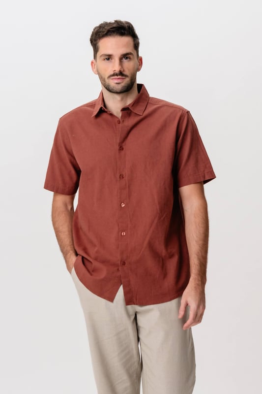 Descubra la combinación perfecta de estilo y comodidad con nuestra camisa de lino de manga corta en terracota. Ideal para hombres modernos que valoran tanto la calidad como el diseño exquisito. Confeccionada con una mezcla de 70 % algodón y 30 % lino, esta camisa es ligera y transpirable, perfecta para los días cálidos. El hermoso color terracota añade un toque de sofisticación a cualquier armario. Con su corte clásico, es versátil y se puede combinar fácilmente con atuendos tanto informales como formales. La camisa es imprescindible para cualquier hombre con estilo que busque mejorar su guardarropa. Compre ahora en TeeShoppen y experimente cómo el diseño escandinavo se combina con una funcionalidad inigualable y obtenga una entrega rápida y nuestra increíble política de cambio de 101 días.