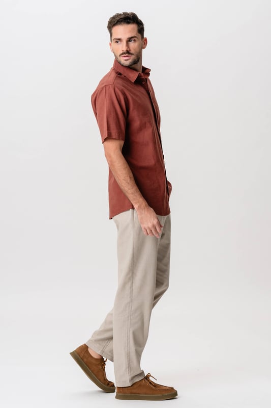 Descubra la combinación perfecta de estilo y comodidad con nuestra camisa de lino de manga corta en terracota. Ideal para hombres modernos que valoran tanto la calidad como el diseño exquisito. Confeccionada con una mezcla de 70 % algodón y 30 % lino, esta camisa es ligera y transpirable, perfecta para los días cálidos. El hermoso color terracota añade un toque de sofisticación a cualquier armario. Con su corte clásico, es versátil y se puede combinar fácilmente con atuendos tanto informales como formales. La camisa es imprescindible para cualquier hombre con estilo que busque mejorar su guardarropa. Compre ahora en TeeShoppen y experimente cómo el diseño escandinavo se combina con una funcionalidad inigualable y obtenga una entrega rápida y nuestra increíble política de cambio de 101 días.