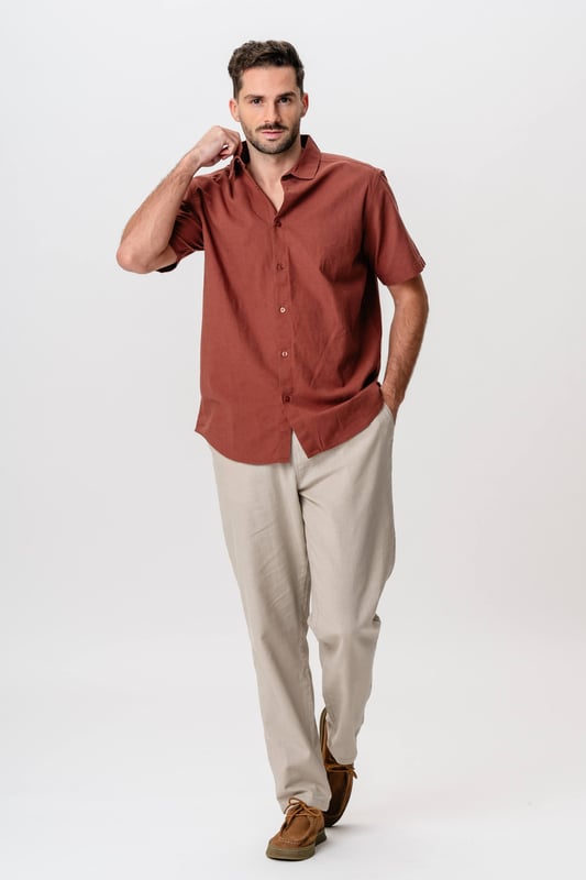 Descubra la combinación perfecta de estilo y comodidad con nuestra camisa de lino de manga corta en terracota. Ideal para hombres modernos que valoran tanto la calidad como el diseño exquisito. Confeccionada con una mezcla de 70 % algodón y 30 % lino, esta camisa es ligera y transpirable, perfecta para los días cálidos. El hermoso color terracota añade un toque de sofisticación a cualquier armario. Con su corte clásico, es versátil y se puede combinar fácilmente con atuendos tanto informales como formales. La camisa es imprescindible para cualquier hombre con estilo que busque mejorar su guardarropa. Compre ahora en TeeShoppen y experimente cómo el diseño escandinavo se combina con una funcionalidad inigualable y obtenga una entrega rápida y nuestra increíble política de cambio de 101 días.