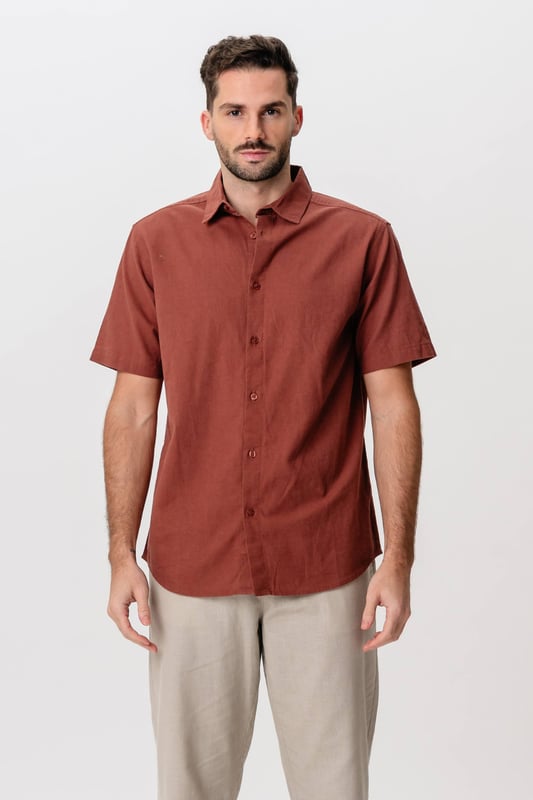 Descubra la combinación perfecta de estilo y comodidad con nuestra camisa de lino de manga corta en terracota. Ideal para hombres modernos que valoran tanto la calidad como el diseño exquisito. Confeccionada con una mezcla de 70 % algodón y 30 % lino, esta camisa es ligera y transpirable, perfecta para los días cálidos. El hermoso color terracota añade un toque de sofisticación a cualquier armario. Con su corte clásico, es versátil y se puede combinar fácilmente con atuendos tanto informales como formales. La camisa es imprescindible para cualquier hombre con estilo que busque mejorar su guardarropa. Compre ahora en TeeShoppen y experimente cómo el diseño escandinavo se combina con una funcionalidad inigualable y obtenga una entrega rápida y nuestra increíble política de cambio de 101 días.