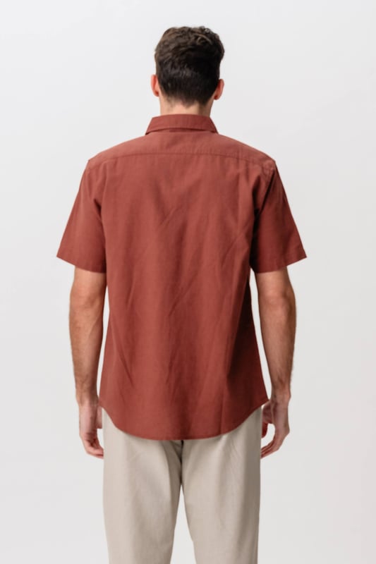 Descubra la combinación perfecta de estilo y comodidad con nuestra camisa de lino de manga corta en terracota. Ideal para hombres modernos que valoran tanto la calidad como el diseño exquisito. Confeccionada con una mezcla de 70 % algodón y 30 % lino, esta camisa es ligera y transpirable, perfecta para los días cálidos. El hermoso color terracota añade un toque de sofisticación a cualquier armario. Con su corte clásico, es versátil y se puede combinar fácilmente con atuendos tanto informales como formales. La camisa es imprescindible para cualquier hombre con estilo que busque mejorar su guardarropa. Compre ahora en TeeShoppen y experimente cómo el diseño escandinavo se combina con una funcionalidad inigualable y obtenga una entrega rápida y nuestra increíble política de cambio de 101 días.