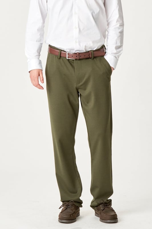 Los pantalones Original Performance (regular) - Verde oscuro son la elección perfecta para los hombres que buscan estilo y comodidad. Estos pantalones ofrecen un gran ajuste con una óptima libertad de movimiento, lo que los hace ideales tanto para el día a día como para ocasiones especiales. Confeccionados con 75% poliéster, 22% viscosa y 3% elastano, garantizan una experiencia ligera y elástica. Estos atemporales pantalones de color verde oscuro se adaptarán a cualquier armario y estilo.