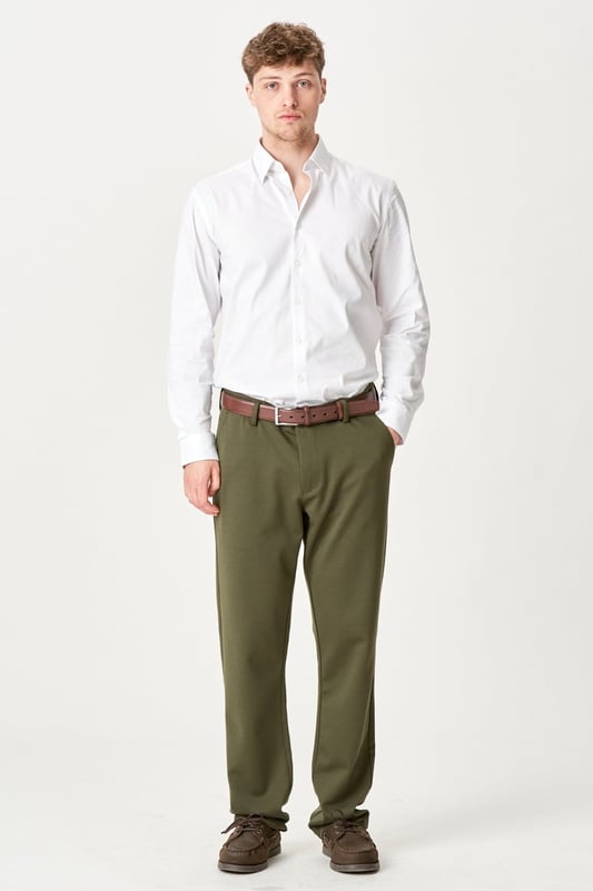 Los pantalones Original Performance (regular) - Verde oscuro son la elección perfecta para los hombres que buscan estilo y comodidad. Estos pantalones ofrecen un gran ajuste con una óptima libertad de movimiento, lo que los hace ideales tanto para el día a día como para ocasiones especiales. Confeccionados con 75% poliéster, 22% viscosa y 3% elastano, garantizan una experiencia ligera y elástica. Estos atemporales pantalones de color verde oscuro se adaptarán a cualquier armario y estilo.