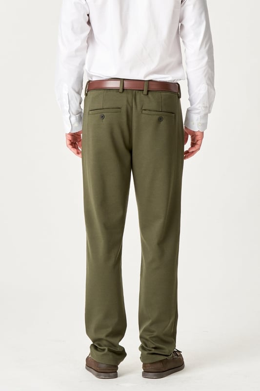 Los pantalones Original Performance (regular) - Verde oscuro son la elección perfecta para los hombres que buscan estilo y comodidad. Estos pantalones ofrecen un gran ajuste con una óptima libertad de movimiento, lo que los hace ideales tanto para el día a día como para ocasiones especiales. Confeccionados con 75% poliéster, 22% viscosa y 3% elastano, garantizan una experiencia ligera y elástica. Estos atemporales pantalones de color verde oscuro se adaptarán a cualquier armario y estilo.