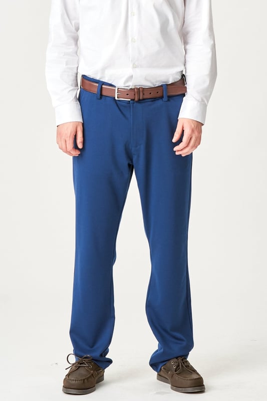 Descubra lo último en comodidad y estilo con los pantalones The Original Performance (Regular) - Azul para hombre. Estos pantalones están diseñados centrándose tanto en el rendimiento como en la elegancia, lo que los hace perfectos para cualquier ocasión. Fabricados con una mezcla de materiales de calidad, garantizan la máxima libertad de movimiento y durabilidad. Su versátil tono azul encaja perfectamente en cualquier armario, mientras que su diseño atemporal hace que sea fácil de combinar con cualquier top. Ya sea que estés en la oficina o en la ciudad, estos pantalones ofrecen un nivel inigualable de comodidad y estilo. Experimente funcionalidades distintivas como secado rápido y resistencia a la intemperie. No pierdas la oportunidad de agregar estos increíbles pantalones a tu colección.