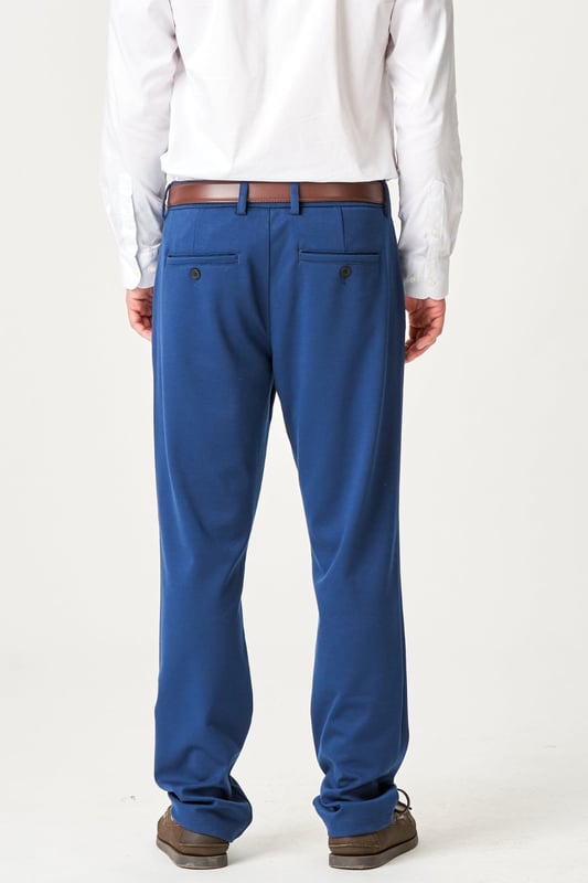 Descubra lo último en comodidad y estilo con los pantalones The Original Performance (Regular) - Azul para hombre. Estos pantalones están diseñados centrándose tanto en el rendimiento como en la elegancia, lo que los hace perfectos para cualquier ocasión. Fabricados con una mezcla de materiales de calidad, garantizan la máxima libertad de movimiento y durabilidad. Su versátil tono azul encaja perfectamente en cualquier armario, mientras que su diseño atemporal hace que sea fácil de combinar con cualquier top. Ya sea que estés en la oficina o en la ciudad, estos pantalones ofrecen un nivel inigualable de comodidad y estilo. Experimente funcionalidades distintivas como secado rápido y resistencia a la intemperie. No pierdas la oportunidad de agregar estos increíbles pantalones a tu colección.