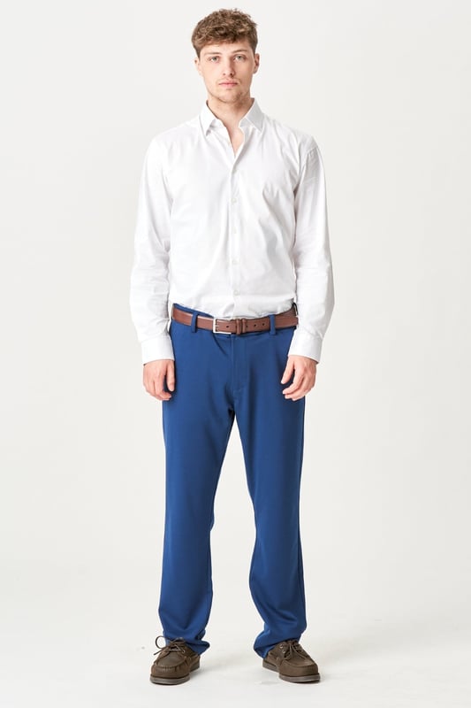 Descubra lo último en comodidad y estilo con los pantalones The Original Performance (Regular) - Azul para hombre. Estos pantalones están diseñados centrándose tanto en el rendimiento como en la elegancia, lo que los hace perfectos para cualquier ocasión. Fabricados con una mezcla de materiales de calidad, garantizan la máxima libertad de movimiento y durabilidad. Su versátil tono azul encaja perfectamente en cualquier armario, mientras que su diseño atemporal hace que sea fácil de combinar con cualquier top. Ya sea que estés en la oficina o en la ciudad, estos pantalones ofrecen un nivel inigualable de comodidad y estilo. Experimente funcionalidades distintivas como secado rápido y resistencia a la intemperie. No pierdas la oportunidad de agregar estos increíbles pantalones a tu colección.