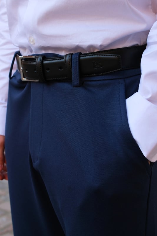 Descubra lo último en comodidad y estilo con los pantalones The Original Performance (Regular) - Azul para hombre. Estos pantalones están diseñados centrándose tanto en el rendimiento como en la elegancia, lo que los hace perfectos para cualquier ocasión. Fabricados con una mezcla de materiales de calidad, garantizan la máxima libertad de movimiento y durabilidad. Su versátil tono azul encaja perfectamente en cualquier armario, mientras que su diseño atemporal hace que sea fácil de combinar con cualquier top. Ya sea que estés en la oficina o en la ciudad, estos pantalones ofrecen un nivel inigualable de comodidad y estilo. Experimente funcionalidades distintivas como secado rápido y resistencia a la intemperie. No pierdas la oportunidad de agregar estos increíbles pantalones a tu colección.