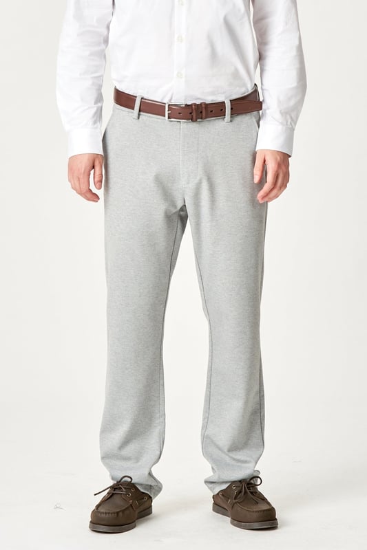 Experimente un nuevo estándar con los pantalones de rendimiento originales (regulares) - Gris. Estos pantalones están diseñados para hombres que buscan estilo y funcionalidad. Confeccionado con tejidos de calidad: Poliéster: 75%, Viscosa: 22%, Elastano: 3%, lo que garantiza una comodidad y libertad de movimiento inigualables. Los pantalones grises livianos no solo son versátiles, sino que también son perfectos tanto para la oficina como para momentos informales.