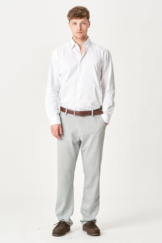 Experimente un nuevo estándar con los pantalones de rendimiento originales (regulares) - Gris. Estos pantalones están diseñados para hombres que buscan estilo y funcionalidad. Confeccionado con tejidos de calidad: Poliéster: 75%, Viscosa: 22%, Elastano: 3%, lo que garantiza una comodidad y libertad de movimiento inigualables. Los pantalones grises livianos no solo son versátiles, sino que también son perfectos tanto para la oficina como para momentos informales.