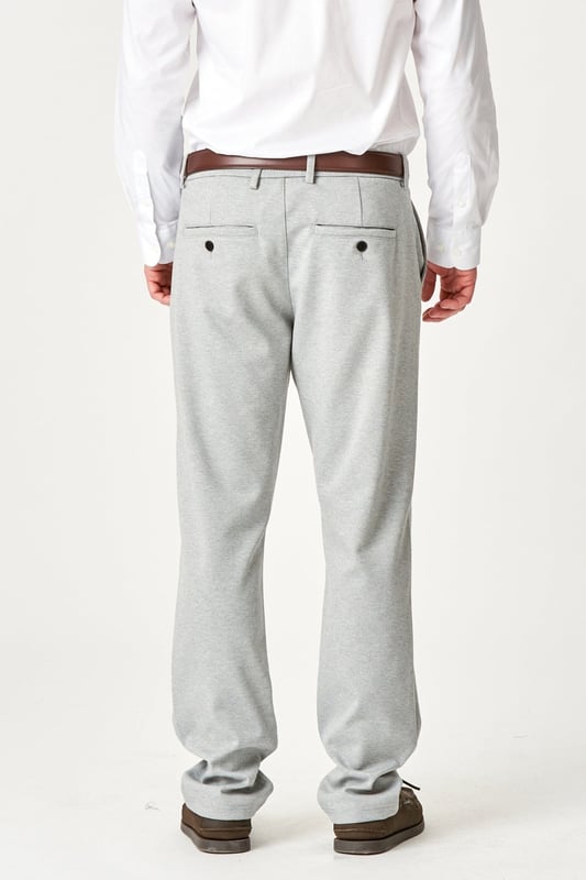 Experimente un nuevo estándar con los pantalones de rendimiento originales (regulares) - Gris. Estos pantalones están diseñados para hombres que buscan estilo y funcionalidad. Confeccionado con tejidos de calidad: Poliéster: 75%, Viscosa: 22%, Elastano: 3%, lo que garantiza una comodidad y libertad de movimiento inigualables. Los pantalones grises livianos no solo son versátiles, sino que también son perfectos tanto para la oficina como para momentos informales.