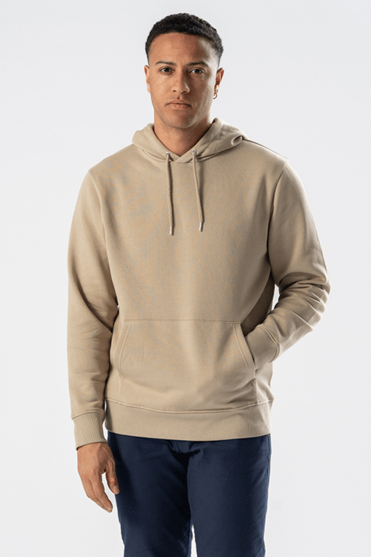 Sudadera con capucha - Sand es la combinación perfecta de comodidad y estilo para hombre. Fabricada con materiales suaves y duraderos, esta sudadera con capucha garantiza la máxima comodidad durante todo el día. El diseño en color arena natural lo hace versátil y adecuado para cualquier ocasión. Ya sea que estés haciendo recados o relajándote en casa, esta sudadera con capucha será tu nueva favorita. Da un paso hacia la elegancia casual con nuestra Sudadera con capucha - Arena, una parte indispensable de tu guardarropa. Descubre la calidad y siente el tacto inigualable de una sudadera premium.