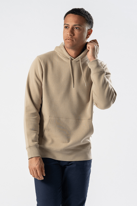 Sudadera con capucha - Sand es la combinación perfecta de comodidad y estilo para hombre. Fabricada con materiales suaves y duraderos, esta sudadera con capucha garantiza la máxima comodidad durante todo el día. El diseño en color arena natural lo hace versátil y adecuado para cualquier ocasión. Ya sea que estés haciendo recados o relajándote en casa, esta sudadera con capucha será tu nueva favorita. Da un paso hacia la elegancia casual con nuestra Sudadera con capucha - Arena, una parte indispensable de tu guardarropa. Descubre la calidad y siente el tacto inigualable de una sudadera premium.