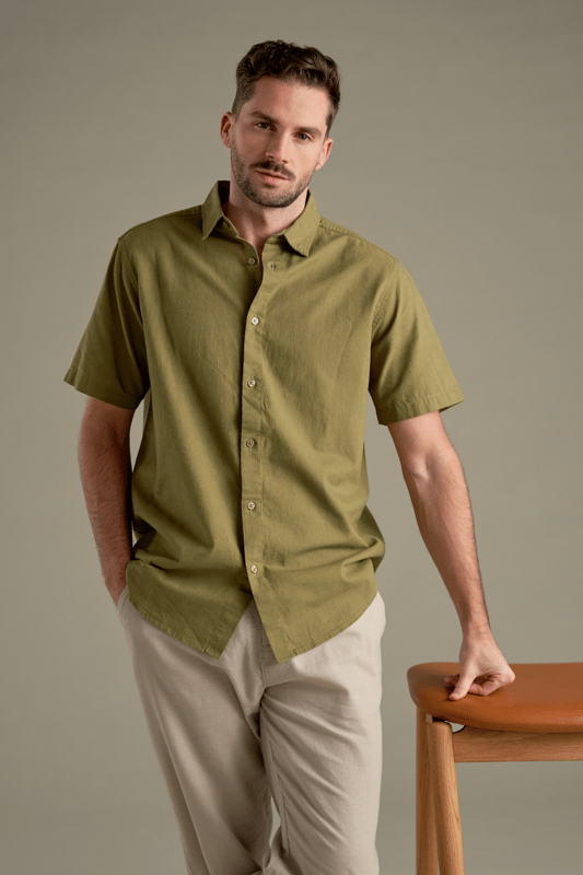 Sumérgete en un estilo sin esfuerzo con la camisa de lino de manga corta en un refrescante tono Kiwi, una encarnación de comodidad y sofisticación. Confeccionada exclusivamente para hombres, esta camisa combina materiales transpirables para ofrecer la máxima comodidad durante todo el día. La cuidada composición de 70 por ciento algodón y 30 por ciento lino garantiza una sensación ligera y aireada, lo que la convierte en el complemento perfecto para tu guardarropa de clima cálido. Ya sea que asistas a una reunión informal o salgas a dar un paseo de verano, esta camisa complementa fácilmente tu par de jeans o pantalones cortos favoritos. El corte clásico garantiza un ajuste favorecedor para cada tipo de cuerpo, y su vibrante color kiwi añade un toque fresco a cualquier conjunto. Confíe en la durabilidad y el atractivo atemporal de este elemento esencial de su guardarropa, ya que está diseñado para durar temporadas de uso. Experimente compras rápidas y seguras con TeeShoppen, donde la entrega rápida es una promesa junto con nuestra política de cambio de 101 días, lo que lo prepara para una experiencia de compra perfecta. Eleva tu armario con esta camisa básica que trasciende las tendencias y realza tu estilo cotidiano.