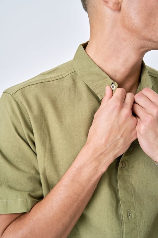 Sumérgete en un estilo sin esfuerzo con la camisa de lino de manga corta en un refrescante tono Kiwi, una encarnación de comodidad y sofisticación. Confeccionada exclusivamente para hombres, esta camisa combina materiales transpirables para ofrecer la máxima comodidad durante todo el día. La cuidada composición de 70 por ciento algodón y 30 por ciento lino garantiza una sensación ligera y aireada, lo que la convierte en el complemento perfecto para tu guardarropa de clima cálido. Ya sea que asistas a una reunión informal o salgas a dar un paseo de verano, esta camisa complementa fácilmente tu par de jeans o pantalones cortos favoritos. El corte clásico garantiza un ajuste favorecedor para cada tipo de cuerpo, y su vibrante color kiwi añade un toque fresco a cualquier conjunto. Confíe en la durabilidad y el atractivo atemporal de este elemento esencial de su guardarropa, ya que está diseñado para durar temporadas de uso. Experimente compras rápidas y seguras con TeeShoppen, donde la entrega rápida es una promesa junto con nuestra política de cambio de 101 días, lo que lo prepara para una experiencia de compra perfecta. Eleva tu armario con esta camisa básica que trasciende las tendencias y realza tu estilo cotidiano.