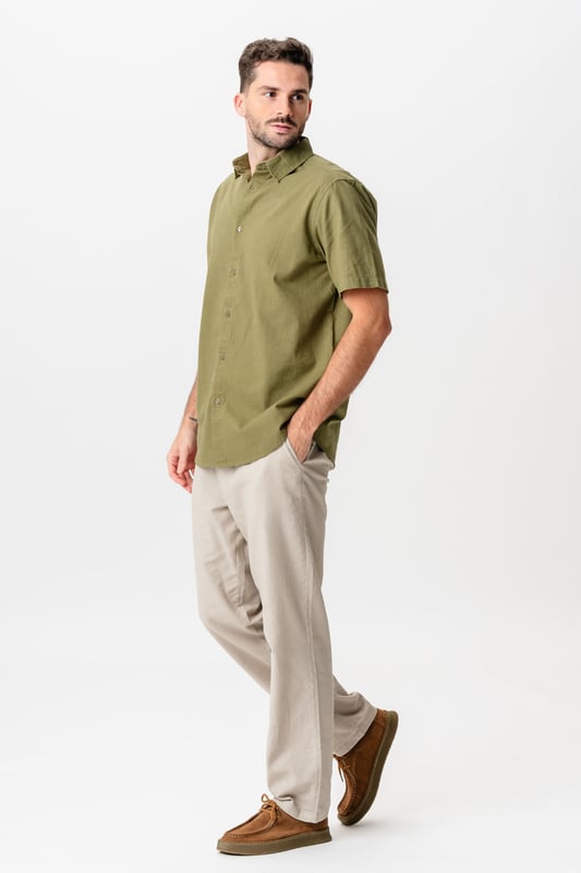 Sumérgete en un estilo sin esfuerzo con la camisa de lino de manga corta en un refrescante tono Kiwi, una encarnación de comodidad y sofisticación. Confeccionada exclusivamente para hombres, esta camisa combina materiales transpirables para ofrecer la máxima comodidad durante todo el día. La cuidada composición de 70 por ciento algodón y 30 por ciento lino garantiza una sensación ligera y aireada, lo que la convierte en el complemento perfecto para tu guardarropa de clima cálido. Ya sea que asistas a una reunión informal o salgas a dar un paseo de verano, esta camisa complementa fácilmente tu par de jeans o pantalones cortos favoritos. El corte clásico garantiza un ajuste favorecedor para cada tipo de cuerpo, y su vibrante color kiwi añade un toque fresco a cualquier conjunto. Confíe en la durabilidad y el atractivo atemporal de este elemento esencial de su guardarropa, ya que está diseñado para durar temporadas de uso. Experimente compras rápidas y seguras con TeeShoppen, donde la entrega rápida es una promesa junto con nuestra política de cambio de 101 días, lo que lo prepara para una experiencia de compra perfecta. Eleva tu armario con esta camisa básica que trasciende las tendencias y realza tu estilo cotidiano.