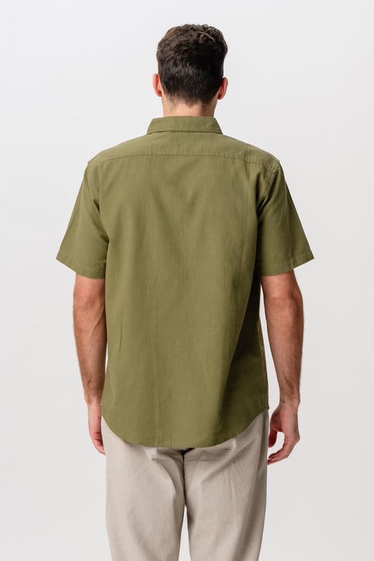 Sumérgete en un estilo sin esfuerzo con la camisa de lino de manga corta en un refrescante tono Kiwi, una encarnación de comodidad y sofisticación. Confeccionada exclusivamente para hombres, esta camisa combina materiales transpirables para ofrecer la máxima comodidad durante todo el día. La cuidada composición de 70 por ciento algodón y 30 por ciento lino garantiza una sensación ligera y aireada, lo que la convierte en el complemento perfecto para tu guardarropa de clima cálido. Ya sea que asistas a una reunión informal o salgas a dar un paseo de verano, esta camisa complementa fácilmente tu par de jeans o pantalones cortos favoritos. El corte clásico garantiza un ajuste favorecedor para cada tipo de cuerpo, y su vibrante color kiwi añade un toque fresco a cualquier conjunto. Confíe en la durabilidad y el atractivo atemporal de este elemento esencial de su guardarropa, ya que está diseñado para durar temporadas de uso. Experimente compras rápidas y seguras con TeeShoppen, donde la entrega rápida es una promesa junto con nuestra política de cambio de 101 días, lo que lo prepara para una experiencia de compra perfecta. Eleva tu armario con esta camisa básica que trasciende las tendencias y realza tu estilo cotidiano.