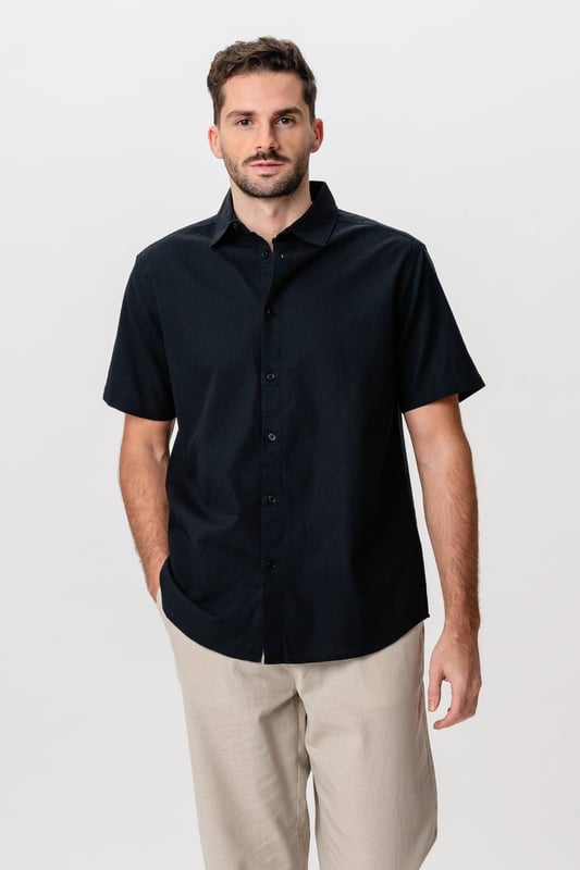 Descubre la combinación definitiva de estilo y comodidad con nuestra camisa de lino de manga corta en color negro para hombre. La tela de lino liviana garantiza que te mantengas fresco y cómodo, mientras que el sofisticado diseño negro hace de esta camisa una opción perfecta tanto para el uso diario como para ocasiones especiales. Con su corte moderno y su estética atemporal, esta camisa es imprescindible en cualquier armario. No pierdas la oportunidad de mejorar tu estilo con esta elegante camisa de lino.