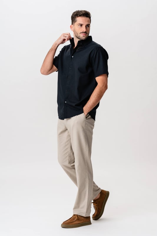Descubre la combinación definitiva de estilo y comodidad con nuestra camisa de lino de manga corta en color negro para hombre. La tela de lino liviana garantiza que te mantengas fresco y cómodo, mientras que el sofisticado diseño negro hace de esta camisa una opción perfecta tanto para el uso diario como para ocasiones especiales. Con su corte moderno y su estética atemporal, esta camisa es imprescindible en cualquier armario. No pierdas la oportunidad de mejorar tu estilo con esta elegante camisa de lino.