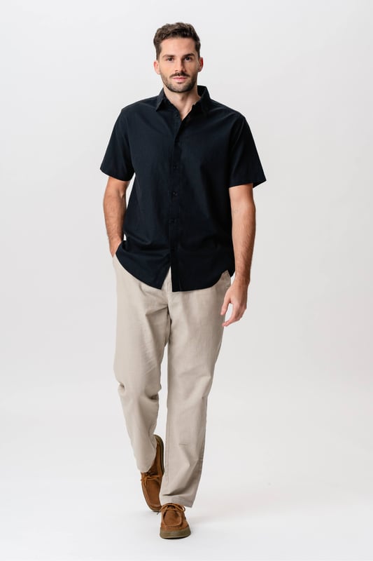 Descubre la combinación definitiva de estilo y comodidad con nuestra camisa de lino de manga corta en color negro para hombre. La tela de lino liviana garantiza que te mantengas fresco y cómodo, mientras que el sofisticado diseño negro hace de esta camisa una opción perfecta tanto para el uso diario como para ocasiones especiales. Con su corte moderno y su estética atemporal, esta camisa es imprescindible en cualquier armario. No pierdas la oportunidad de mejorar tu estilo con esta elegante camisa de lino.