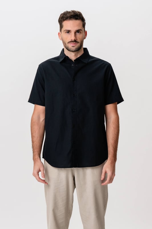 Descubre la combinación definitiva de estilo y comodidad con nuestra camisa de lino de manga corta en color negro para hombre. La tela de lino liviana garantiza que te mantengas fresco y cómodo, mientras que el sofisticado diseño negro hace de esta camisa una opción perfecta tanto para el uso diario como para ocasiones especiales. Con su corte moderno y su estética atemporal, esta camisa es imprescindible en cualquier armario. No pierdas la oportunidad de mejorar tu estilo con esta elegante camisa de lino.