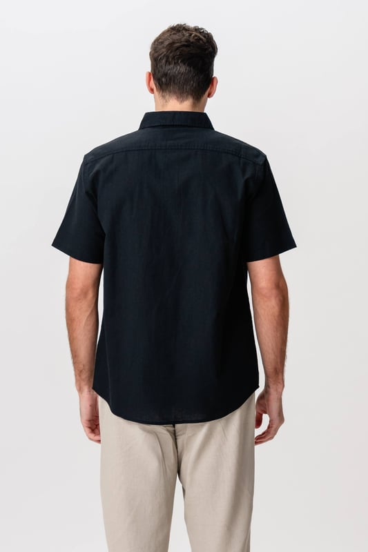 Descubre la combinación definitiva de estilo y comodidad con nuestra camisa de lino de manga corta en color negro para hombre. La tela de lino liviana garantiza que te mantengas fresco y cómodo, mientras que el sofisticado diseño negro hace de esta camisa una opción perfecta tanto para el uso diario como para ocasiones especiales. Con su corte moderno y su estética atemporal, esta camisa es imprescindible en cualquier armario. No pierdas la oportunidad de mejorar tu estilo con esta elegante camisa de lino.