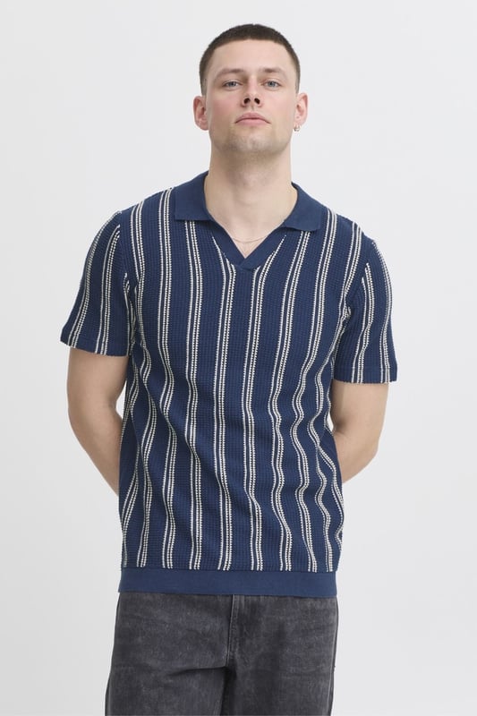Este jersey a rayas en azul para hombre es la elección perfecta para cualquier hombre preocupado por el estilo. Combina comodidad y modernidad de forma elegante. Confeccionado a mano con 100% algodón, proporciona lo último en suavidad y calidez, ideal para cualquier ocasión, ya sea casual o un poco más formal. El diseño atemporal garantiza que sea una incorporación esencial a tu guardarropa. El detalle de rayas le da un toque moderno al look clásico que nunca pasa de moda. Para el hombre con estilo que no compromete ni la comodidad ni el estilo.