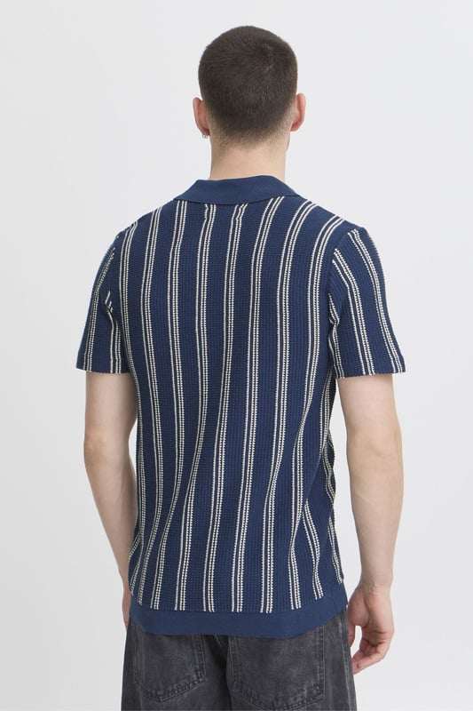 Este jersey a rayas en azul para hombre es la elección perfecta para cualquier hombre preocupado por el estilo. Combina comodidad y modernidad de forma elegante. Confeccionado a mano con 100% algodón, proporciona lo último en suavidad y calidez, ideal para cualquier ocasión, ya sea casual o un poco más formal. El diseño atemporal garantiza que sea una incorporación esencial a tu guardarropa. El detalle de rayas le da un toque moderno al look clásico que nunca pasa de moda. Para el hombre con estilo que no compromete ni la comodidad ni el estilo.