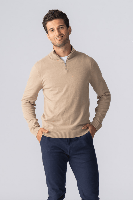 Pullover Halve Rits - Zand
We hebben een kledinglijn gecreëerd die comfort en stijl combineert in een tijdloos design, verfijnd tot aan de essentie. Onze nieuwste aanwinst is daar zeker geen uitzondering op. We presenteren nu de langverwachte "Pullover Half Zip - Sand."

De "Pullover Half Zip - Sand" van Teeshoppen is een prachtig fashion statement dat opvalt door zijn bijzondere zandkleur. Het is een kledingstuk dat niet alleen comfort biedt, maar ook een verfijnde uitstraling heeft. De trui is ontworpen voor iedereen, ongeacht geslacht, en is verkrijgbaar in verschillende maten zodat iedereen hem in stijl kan dragen.

Het is niet alleen het ontwerp van de Half Zip - Sand dat indruk maakt. Het is gemaakt van hoogwaardige materialen die zowel duurzaam als comfortabel zijn om te dragen. Bij TeeShop doen we geen concessies aan de kwaliteit. Wij begrijpen hoe belangrijk het is dat u zich prettig voelt in uw kleding, en dat is precies wat wij met deze trui proberen te bieden.

De halve ritssluiting voegt een vleugje elegantie en functionaliteit toe, waardoor hij zich onderscheidt van andere truien. Dankzij de ritssluiting is de trui gemakkelijk aan en uit te trekken en krijgt hij een moderne en trendy uitstraling. De kleur is geïnspireerd op de natuurlijke zandtinten, wat een rustige en ontspannen sfeer toevoegt.

De Half Zip - Sand is perfect voor zowel het dagelijks leven als speciale gelegenheden. Het zorgt voor een ontspannen, stijlvolle en tegelijkertijd elegante look. Dankzij het eenvoudige en strakke ontwerp kan hij worden gedragen met een spijkerbroek voor een strakke, casual look, of met shirts voor een meer formele uitstraling.

Voor wie op zoek is naar een trui die zowel vorm als functionaliteit biedt, is onze Pullover Half Zip - Sand de perfecte keuze. Het is niet alleen comfortabel, maar ook stijlvol en veelzijdig. Het is een onmisbaar element in elke garderobe, ongeacht geslacht.