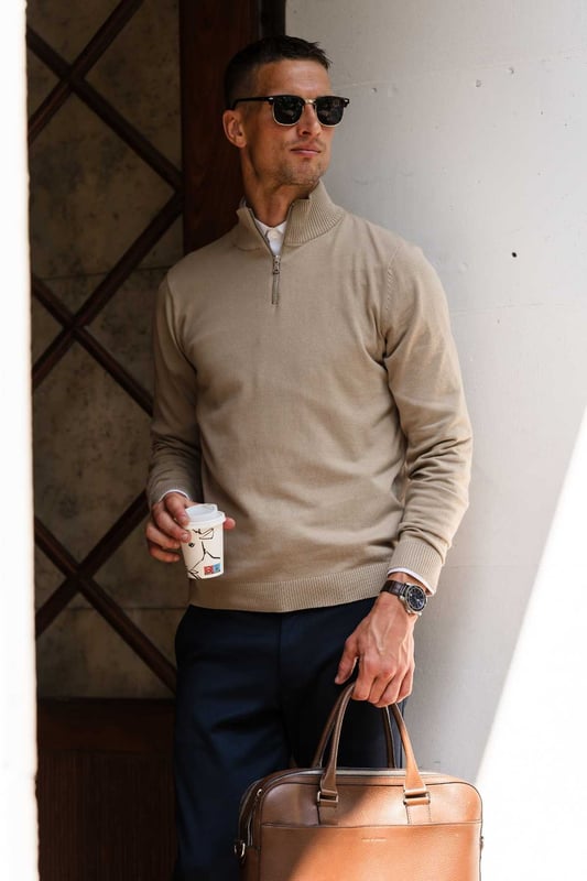 Pullover Halve Rits - Zand
We hebben een kledinglijn gecreëerd die comfort en stijl combineert in een tijdloos design, verfijnd tot aan de essentie. Onze nieuwste aanwinst is daar zeker geen uitzondering op. We presenteren nu de langverwachte "Pullover Half Zip - Sand."

De "Pullover Half Zip - Sand" van Teeshoppen is een prachtig fashion statement dat opvalt door zijn bijzondere zandkleur. Het is een kledingstuk dat niet alleen comfort biedt, maar ook een verfijnde uitstraling heeft. De trui is ontworpen voor iedereen, ongeacht geslacht, en is verkrijgbaar in verschillende maten zodat iedereen hem in stijl kan dragen.

Het is niet alleen het ontwerp van de Half Zip - Sand dat indruk maakt. Het is gemaakt van hoogwaardige materialen die zowel duurzaam als comfortabel zijn om te dragen. Bij TeeShop doen we geen concessies aan de kwaliteit. Wij begrijpen hoe belangrijk het is dat u zich prettig voelt in uw kleding, en dat is precies wat wij met deze trui proberen te bieden.

De halve ritssluiting voegt een vleugje elegantie en functionaliteit toe, waardoor hij zich onderscheidt van andere truien. Dankzij de ritssluiting is de trui gemakkelijk aan en uit te trekken en krijgt hij een moderne en trendy uitstraling. De kleur is geïnspireerd op de natuurlijke zandtinten, wat een rustige en ontspannen sfeer toevoegt.

De Half Zip - Sand is perfect voor zowel het dagelijks leven als speciale gelegenheden. Het zorgt voor een ontspannen, stijlvolle en tegelijkertijd elegante look. Dankzij het eenvoudige en strakke ontwerp kan hij worden gedragen met een spijkerbroek voor een strakke, casual look, of met shirts voor een meer formele uitstraling.

Voor wie op zoek is naar een trui die zowel vorm als functionaliteit biedt, is onze Pullover Half Zip - Sand de perfecte keuze. Het is niet alleen comfortabel, maar ook stijlvol en veelzijdig. Het is een onmisbaar element in elke garderobe, ongeacht geslacht.