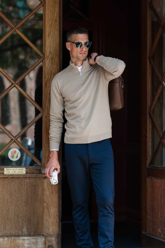 Pullover Halve Rits - Zand
We hebben een kledinglijn gecreëerd die comfort en stijl combineert in een tijdloos design, verfijnd tot aan de essentie. Onze nieuwste aanwinst is daar zeker geen uitzondering op. We presenteren nu de langverwachte "Pullover Half Zip - Sand."

De "Pullover Half Zip - Sand" van Teeshoppen is een prachtig fashion statement dat opvalt door zijn bijzondere zandkleur. Het is een kledingstuk dat niet alleen comfort biedt, maar ook een verfijnde uitstraling heeft. De trui is ontworpen voor iedereen, ongeacht geslacht, en is verkrijgbaar in verschillende maten zodat iedereen hem in stijl kan dragen.

Het is niet alleen het ontwerp van de Half Zip - Sand dat indruk maakt. Het is gemaakt van hoogwaardige materialen die zowel duurzaam als comfortabel zijn om te dragen. Bij TeeShop doen we geen concessies aan de kwaliteit. Wij begrijpen hoe belangrijk het is dat u zich prettig voelt in uw kleding, en dat is precies wat wij met deze trui proberen te bieden.

De halve ritssluiting voegt een vleugje elegantie en functionaliteit toe, waardoor hij zich onderscheidt van andere truien. Dankzij de ritssluiting is de trui gemakkelijk aan en uit te trekken en krijgt hij een moderne en trendy uitstraling. De kleur is geïnspireerd op de natuurlijke zandtinten, wat een rustige en ontspannen sfeer toevoegt.

De Half Zip - Sand is perfect voor zowel het dagelijks leven als speciale gelegenheden. Het zorgt voor een ontspannen, stijlvolle en tegelijkertijd elegante look. Dankzij het eenvoudige en strakke ontwerp kan hij worden gedragen met een spijkerbroek voor een strakke, casual look, of met shirts voor een meer formele uitstraling.

Voor wie op zoek is naar een trui die zowel vorm als functionaliteit biedt, is onze Pullover Half Zip - Sand de perfecte keuze. Het is niet alleen comfortabel, maar ook stijlvol en veelzijdig. Het is een onmisbaar element in elke garderobe, ongeacht geslacht.