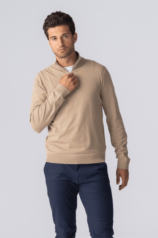 Pullover Halve Rits - Zand
We hebben een kledinglijn gecreëerd die comfort en stijl combineert in een tijdloos design, verfijnd tot aan de essentie. Onze nieuwste aanwinst is daar zeker geen uitzondering op. We presenteren nu de langverwachte "Pullover Half Zip - Sand."

De "Pullover Half Zip - Sand" van Teeshoppen is een prachtig fashion statement dat opvalt door zijn bijzondere zandkleur. Het is een kledingstuk dat niet alleen comfort biedt, maar ook een verfijnde uitstraling heeft. De trui is ontworpen voor iedereen, ongeacht geslacht, en is verkrijgbaar in verschillende maten zodat iedereen hem in stijl kan dragen.

Het is niet alleen het ontwerp van de Half Zip - Sand dat indruk maakt. Het is gemaakt van hoogwaardige materialen die zowel duurzaam als comfortabel zijn om te dragen. Bij TeeShop doen we geen concessies aan de kwaliteit. Wij begrijpen hoe belangrijk het is dat u zich prettig voelt in uw kleding, en dat is precies wat wij met deze trui proberen te bieden.

De halve ritssluiting voegt een vleugje elegantie en functionaliteit toe, waardoor hij zich onderscheidt van andere truien. Dankzij de ritssluiting is de trui gemakkelijk aan en uit te trekken en krijgt hij een moderne en trendy uitstraling. De kleur is geïnspireerd op de natuurlijke zandtinten, wat een rustige en ontspannen sfeer toevoegt.

De Half Zip - Sand is perfect voor zowel het dagelijks leven als speciale gelegenheden. Het zorgt voor een ontspannen, stijlvolle en tegelijkertijd elegante look. Dankzij het eenvoudige en strakke ontwerp kan hij worden gedragen met een spijkerbroek voor een strakke, casual look, of met shirts voor een meer formele uitstraling.

Voor wie op zoek is naar een trui die zowel vorm als functionaliteit biedt, is onze Pullover Half Zip - Sand de perfecte keuze. Het is niet alleen comfortabel, maar ook stijlvol en veelzijdig. Het is een onmisbaar element in elke garderobe, ongeacht geslacht.