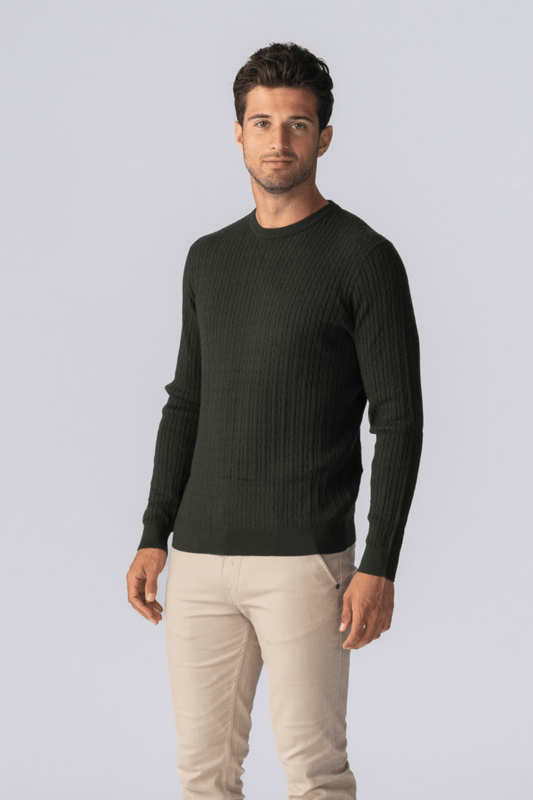 Jersey de punto trenzado para hombre - Army Estilo atemporal y comodidad inigualablePresentamos el jersey de punto trenzado para hombre: su nueva opción para una vestimenta informal refinada. Este jersey clásico combina un estilo atemporal con una comodidad incomparable, lo que lo convierte en una incorporación esencial al guardarropa de cualquier hombre. Ya sea que te vistas para un día informal en la oficina o para una salida relajada de fin de semana, este jersey está diseñado para realzar tu apariencia y mantenerte cómodo.