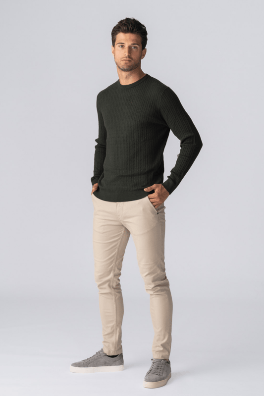 Jersey de punto trenzado para hombre - Army Estilo atemporal y comodidad inigualablePresentamos el jersey de punto trenzado para hombre: su nueva opción para una vestimenta informal refinada. Este jersey clásico combina un estilo atemporal con una comodidad incomparable, lo que lo convierte en una incorporación esencial al guardarropa de cualquier hombre. Ya sea que te vistas para un día informal en la oficina o para una salida relajada de fin de semana, este jersey está diseñado para realzar tu apariencia y mantenerte cómodo.